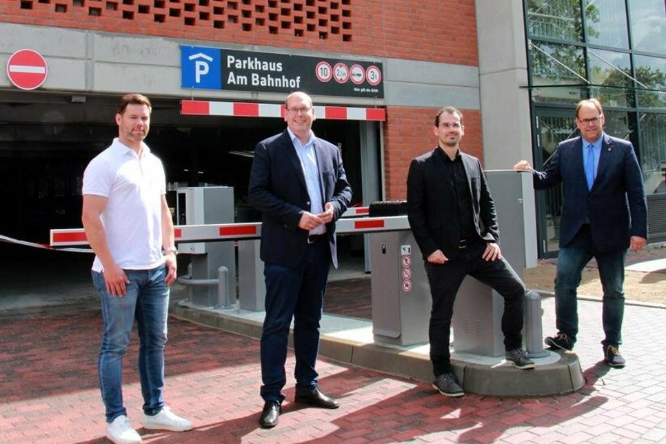 Norman Martens  von der „voplan“-Ingenieurgesellschaft (Bauleitung), Bauherr Mike Hemmerich, stellvertretender Baumamtsleiter Conrad Rieger und Bürgermeister Mirko Spieckermann (v. lks.) bei der Eröffnung des neuen Parkhauses in der Reiferbahn.