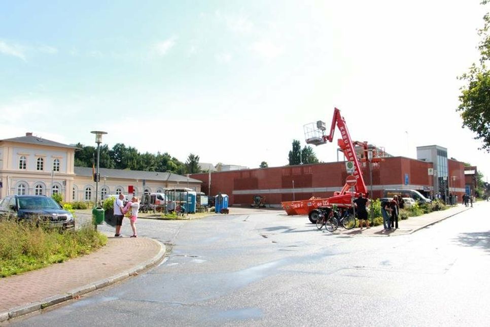 Sobald der Förderbescheid vorliegt, schließt sich als städtische Baumaßnahme die Neugestaltung des ZOBs und des Bahnhofsvorplatzes mit Fahrradparkhaus an.