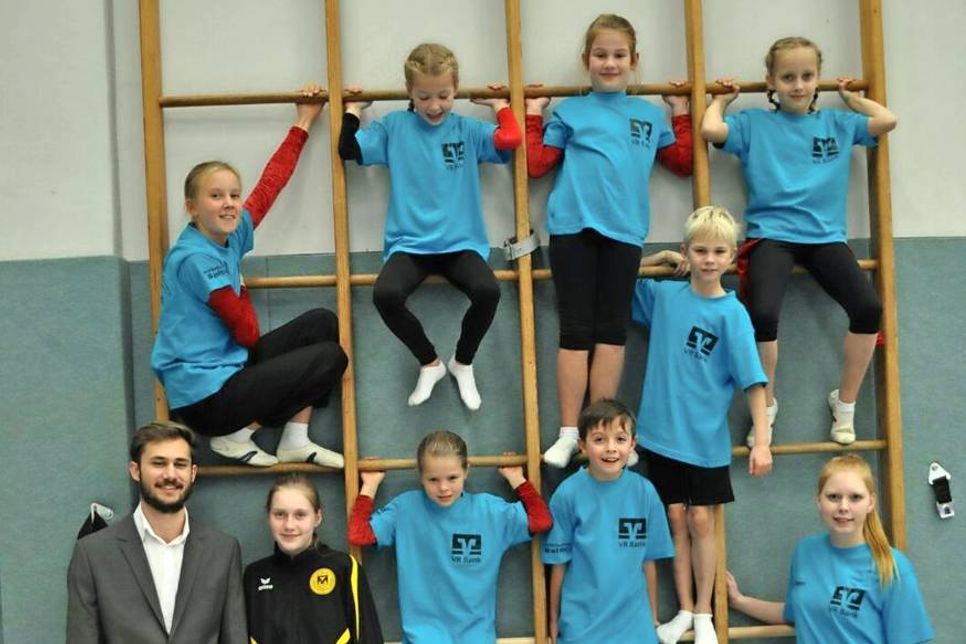 Sophie Westphal, Kendra Lochmüller, Hilke Robbel und Lilli Hamer (hinten v. lks.); Trainer Marlon Sigg, Leonie Buscher, Pia-Feline Loors, Jan-Risto Nebel, Lenn Steffien und Trainerin Eileen Henkel (vorne v. lks.).