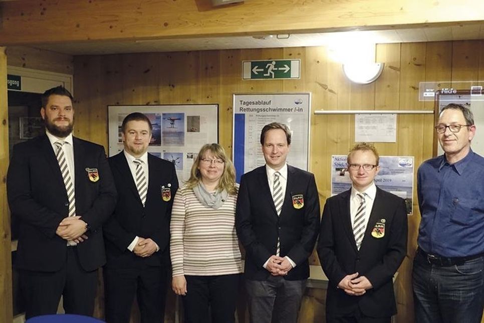 Der neue Vorstand (v.l.n.r.): Christoph Niemann (1. Vorsitzender), Dennis Themer (stellv. Schatzmeister), Carola Szygulla (Beauftragte Schwimmausbildung), Christian Buhk (2. Vorsitzender), Marcel Howanietz (Technischer Leiter) und Frank Killmer (Schatzmeister). (Foto: DLRG)