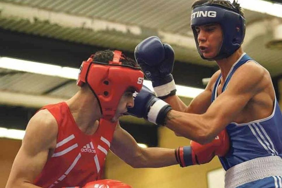 Daner Mahmud Hassan vom Boxclub Preetz (Rot) in Aktion gegen Raschid Sangsari (NRW)