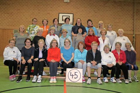 Die Frauenturngruppe des TSV Schönwalde mit Übungsleiterin Helga Wilhelm (Mitte (re.) trifft sich immer dienstags in der Sporthalle der Friedrich-Hiller-Schule.