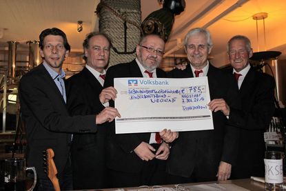 Scheckübergabe beim Konzert an Matthias Thoms (lks.) vom Kinderschutzbund Neustadt.