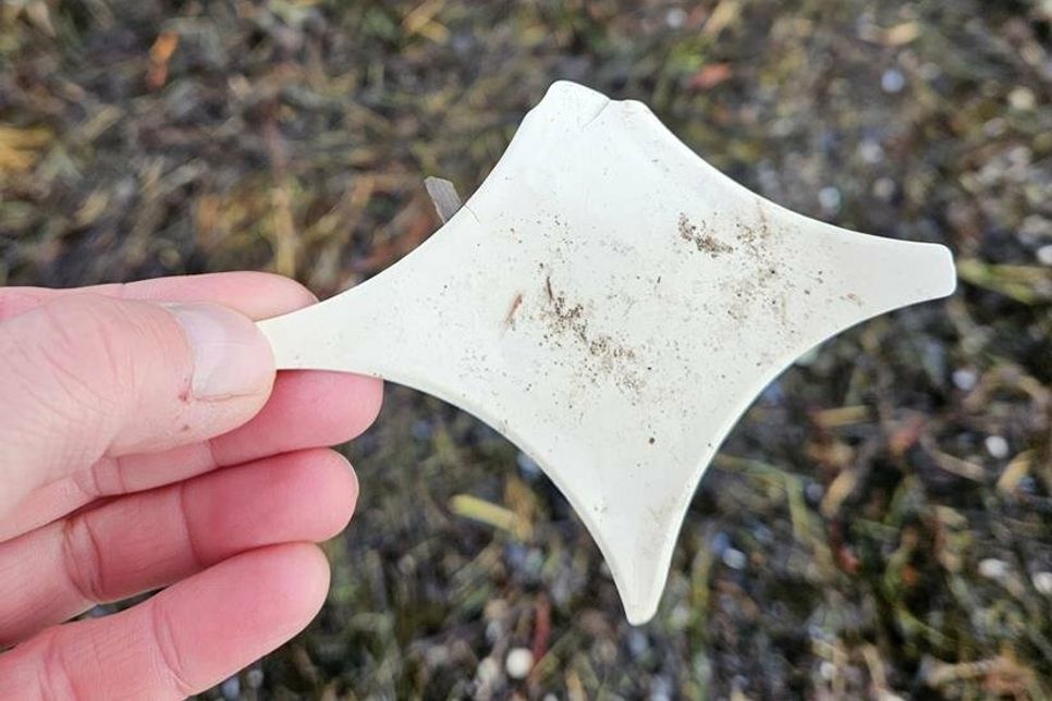 Silke Grau findet beim Spaziergang am Strand immer wieder diese Kunststoffteile und hat den reporter gefragt, worum es sich dabei handelt.
