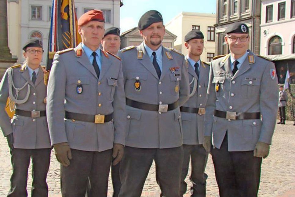 Brigadegeneral Oliver Kohl übergab das Kommando von Oberstleutnant Alexander Radü an Oberstleutnant Tobias Aust (vorn v.li).