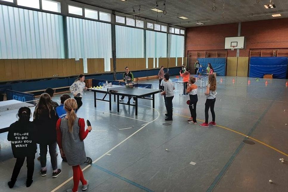 Die Schülerinnen und Schüler probierten sich an verschiedenen Stationen aus.