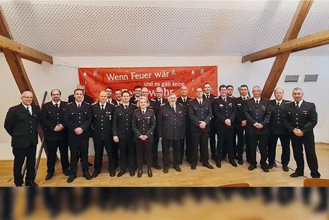 Im Rahmen der diesjährigen Hauptversammlung bestätigten die Einsatzkräfte der Freiwilligen Feuerwehr Ahrensbök im Bürgerhaus ihren Ortswehrführer erneut im Amt. Tim Pichura (rechts) geht in seine dritte Amtszeit.