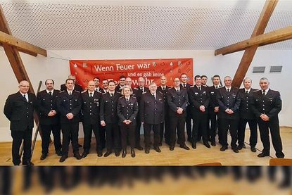 Im Rahmen der diesjährigen Hauptversammlung bestätigten die Einsatzkräfte der Freiwilligen Feuerwehr Ahrensbök im Bürgerhaus ihren Ortswehrführer erneut im Amt. Tim Pichura (rechts) geht in seine dritte Amtszeit.