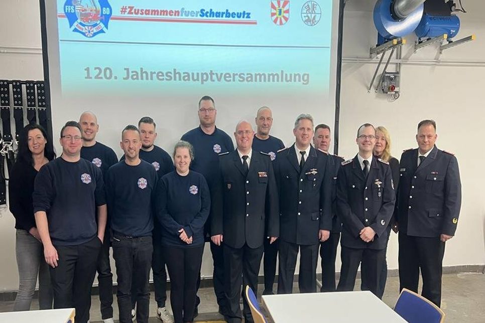 Die geehrten und beförderten Mitglieder mit Bürgermeisterin Bettina Schäfer (lks.) und Bürgervorsteherin Renate Sonntag (2. v. re.).