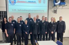 Die geehrten und beförderten Mitglieder mit Bürgermeisterin Bettina Schäfer (lks.) und Bürgervorsteherin Renate Sonntag (2. v. re.).