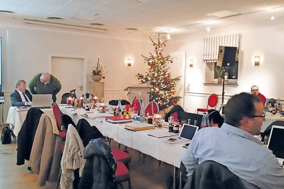 Die Bürger mussten bis zum Beginn der Sitzung länger warten: Bis um 18.26 Uhr blieben die meisten Plätze der Gemeindevertreter leer. (Foto: René Kleinschmidt)