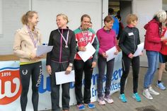 Siegerehrung der Damen: Susanne Modlich (4. v. lks.).