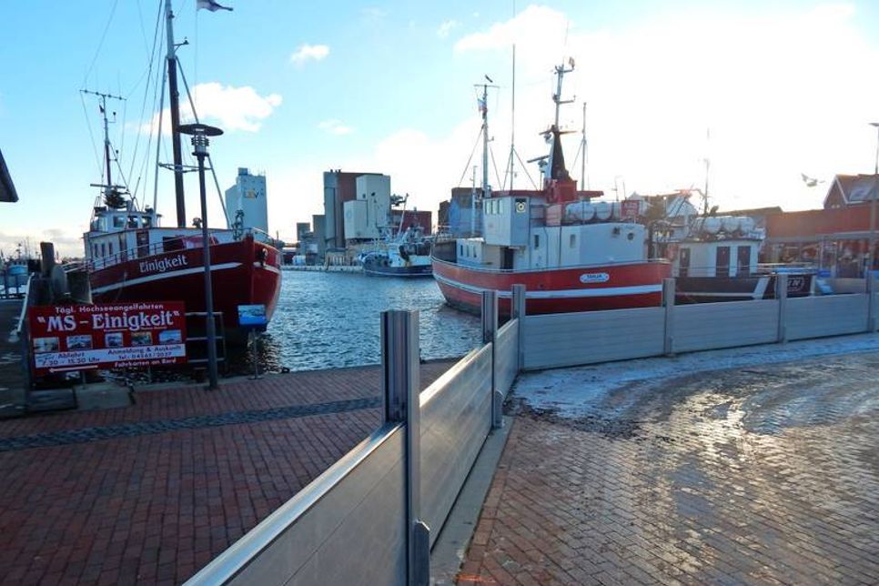 Am Tag danach ist in Heiligenhafen schön zu erkennen, dass die neuen Spundwände hielten