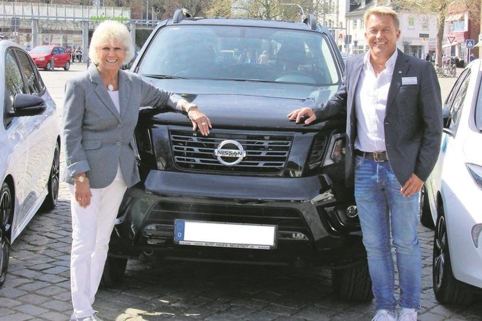 „Wir stehen zwar im Wettbewerb, doch bei der Automeile präsentieren wir uns alle zusammen“, findet Markus Hagen (re). Sehen Sie den Nissan X-Trail im Video.