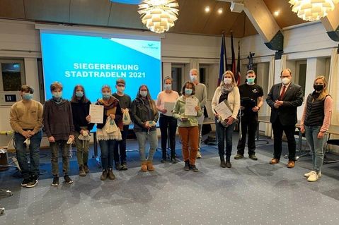 Die fleißigsten Radelnden wurden am Dienstag im Rathaus von Bürgermeister Mirko Spieckermann und Nachhaltigkeitsmanagerin Lina Sophie Koop geehrt.