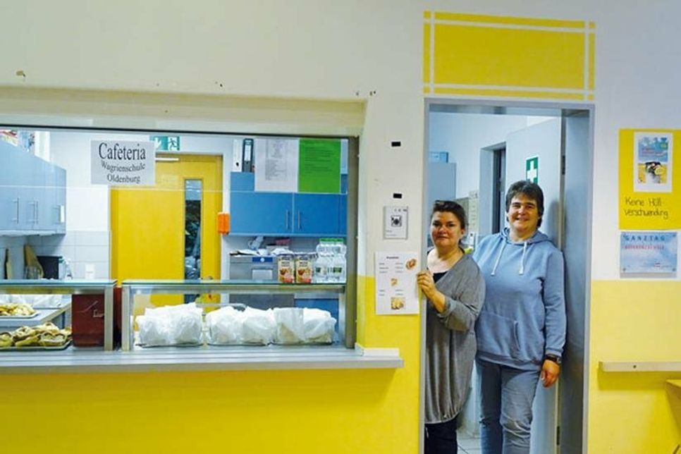 Seit 7.30 Uhr im Einsatz: Frau Schmidkte (li) und Frau Demski (re) engagieren sich ehrenamtlich in der Cafeteria.