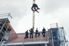 „Die Feierstunde hat geschlagen, es ruhet die geübte Hand, nach harten, arbeitsreichen Tagen grüßt stolz die Richtkrone nun ins Land“, hieß es im Richtspruch der Zimmerleute der Unternehmensgruppe Gollan.