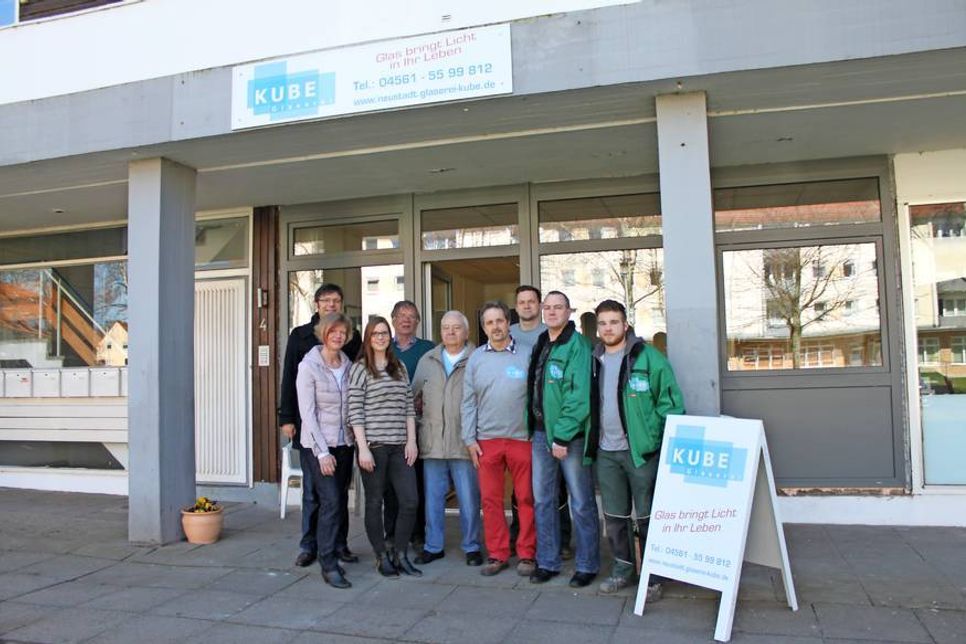 Ein Teil des Teams sowie die Eigentümer und Betreiber des Gebäudes am Berliner Platz bei der Eröffnung der Filiale.