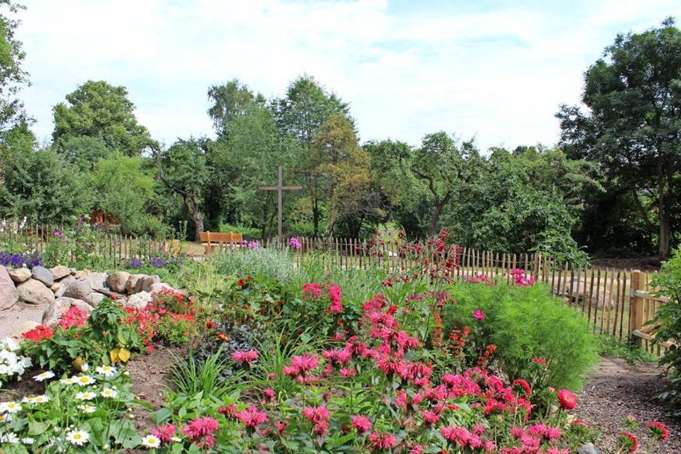 Der farbenprächtige Liturgische Garten auf dem Pfarrhof Schönwalde ist ein mögliches Motiv für den Fotowettbewerb „Natürlich Glück“ den der Freundeskreis bis zum 18. September ausgeschrieben hat.
