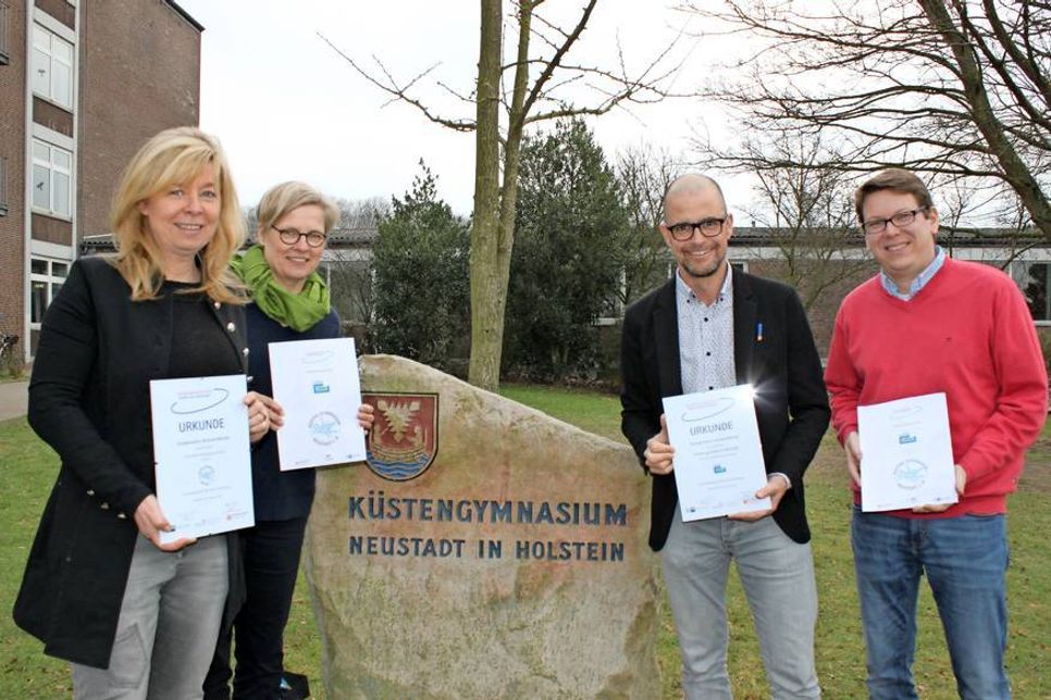 Unterschrieben die Vereinbarung: Annekathrin Schmidt von der Unternehmensgruppe Gollan, Katrin Bietz von der Handwerkskammer Lübeck, Schulleiter Karsten Kilian und Falko Gosdzinski, Lehrer sowie Koordinator für Berufs- und Studienorientierung (v. lks.).