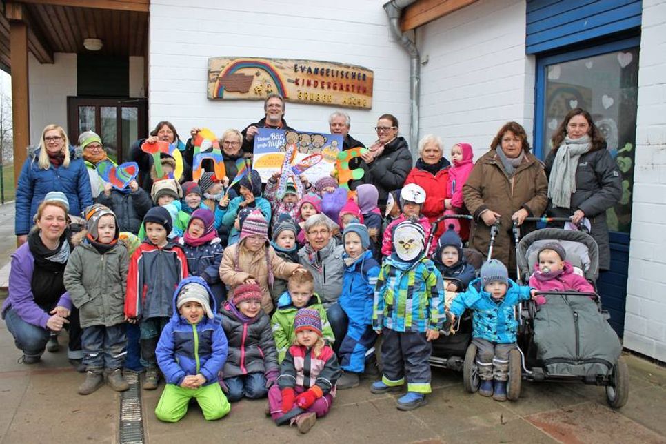 Große Freude im Kindergarten bei der Übergabe des Schecks durch Michael Weinberg. Neben den Kindern und Erzieherinnen war auch Pastor Rüdiger Fuchs von der Kirchengemeinde Grube, dem Träger des Kindergartens, anwesend.