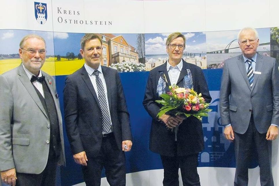 Im Beisein von Ratekaus Bürgermeister Thomas Keller (2.v.l.) wurde Corina Harnack von Kreispräsident Harald Werner (l.) und Landrat Reinhard Sager für ihr kommunalpolitisches Engagement ausgezeichnet.