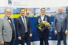 Im Beisein von Ratekaus Bürgermeister Thomas Keller (2.v.l.) wurde Corina Harnack von Kreispräsident Harald Werner (l.) und Landrat Reinhard Sager für ihr kommunalpolitisches Engagement ausgezeichnet.
