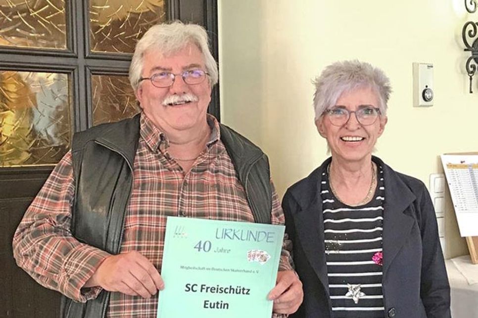 Ute Modrow, Pressereferentin des Deutschen Skatverbands e.V., überreicht Benno Behrend die Jubiläums-Urkunde „40 Jahre SC Freischütz Eutin“.
