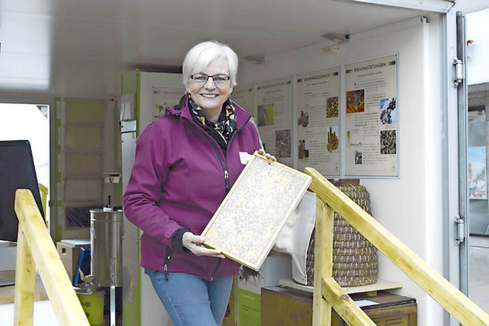 Anke Last, Vorsitzende des Imkervereins Bad Schwartau und Umgebung und Landesverbandsvorsitzende Schleswig-Holsteinischer und Hamburger Imker e.V., informiert mit zahlreichen Unterstützern über Möglichkeiten, Bienen- und Insekten bessere Lebensräume zu ermöglichen.
