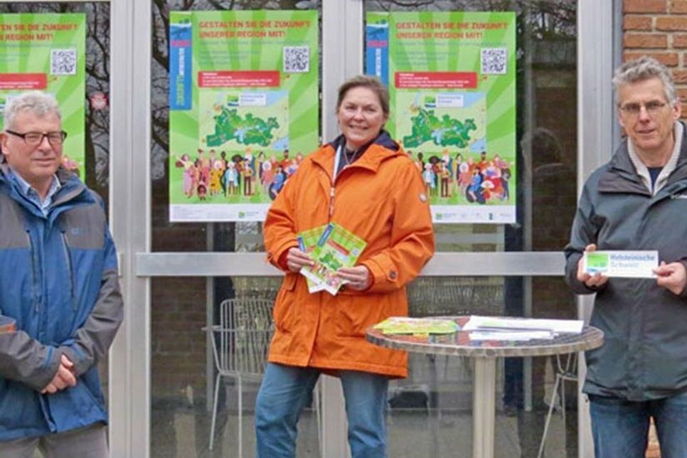 „Startschuss” im Kurpark. Der Vorstandsvorsitzende Horst Weppler, die Malenter Bürgermeisterin Tanja Rönck und Stephan Kathke vom Büro Raumperspektiven SK (v.l.) präsentieren die Online-Umfrage, die bis zum 25. Februar für Ideen und Wünsche zur lebenswerten Gestaltung unserer Region offen ist.