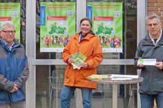 „Startschuss” im Kurpark. Der Vorstandsvorsitzende Horst Weppler, die Malenter Bürgermeisterin Tanja Rönck und Stephan Kathke vom Büro Raumperspektiven SK (v.l.) präsentieren die Online-Umfrage, die bis zum 25. Februar für Ideen und Wünsche zur lebenswerten Gestaltung unserer Region offen ist.