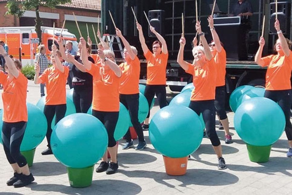 Auftritt der Gruppe „Drums Alive“. Die Teilnehmer - Mitglieder des Sportvereins Probsteierhagen und des Heikendorfer Sportvereins - warben für ihren Sport, eine Mischung aus Trommeln, Bewegung, Musik und Rhythmus. „Drums Alive“ eignet sich für jedes Alter. Die Mitglieder freuen sich auf Verstärkung.