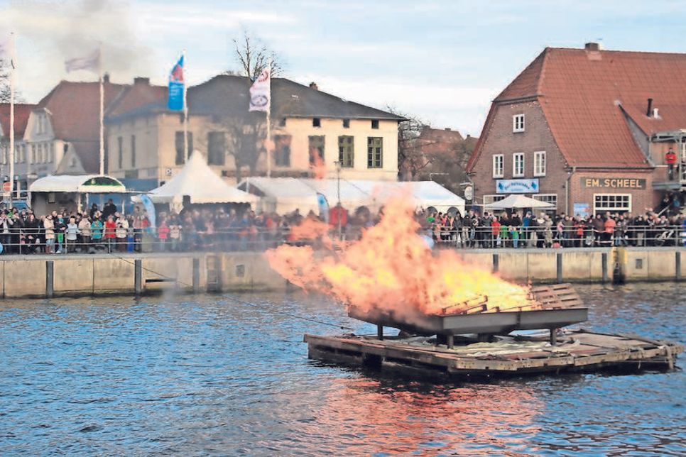 Das einzige schwimmende Osterfeuer des Nordens.