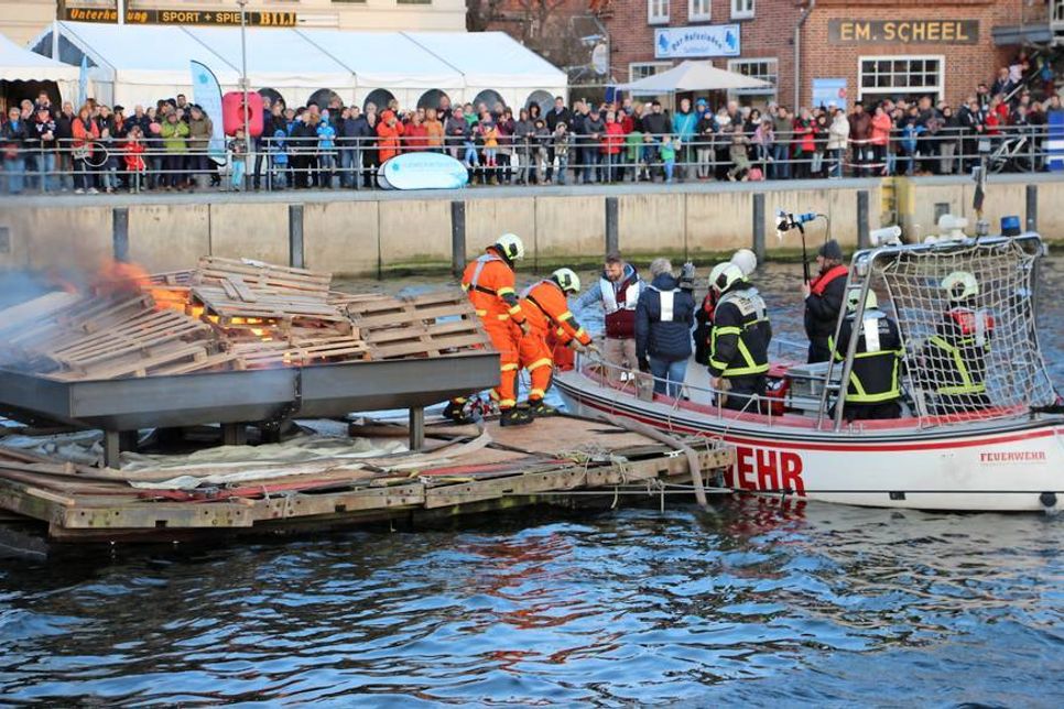 Im vergangenen Jahr berichtete auch das NDR Fernsehen über das einzige Osterfeuer auf dem Wasser.