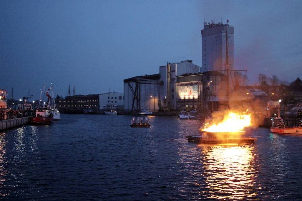 Ein spektakuläres Feuer vor einer einmaligen Kulisse.