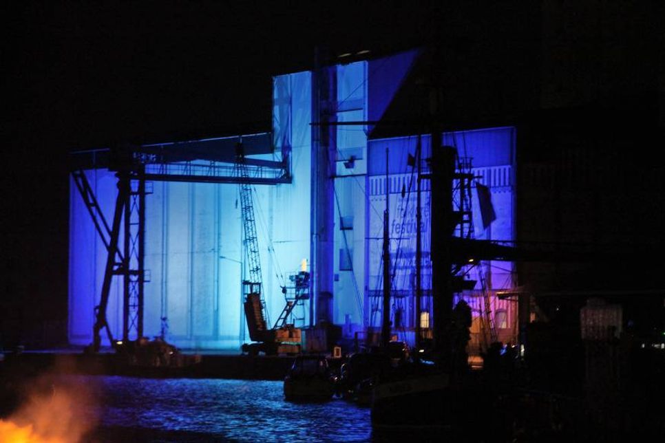 In diesem konzentriert sich die Licht- und Lasershow auf die Hafenbrücke, die zu diesem Zweck kurze Zeit gesperrt werden wird.