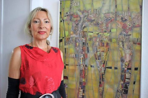 Künstlerin Sheela Jaensch vor ihrem Lieblingsbild.