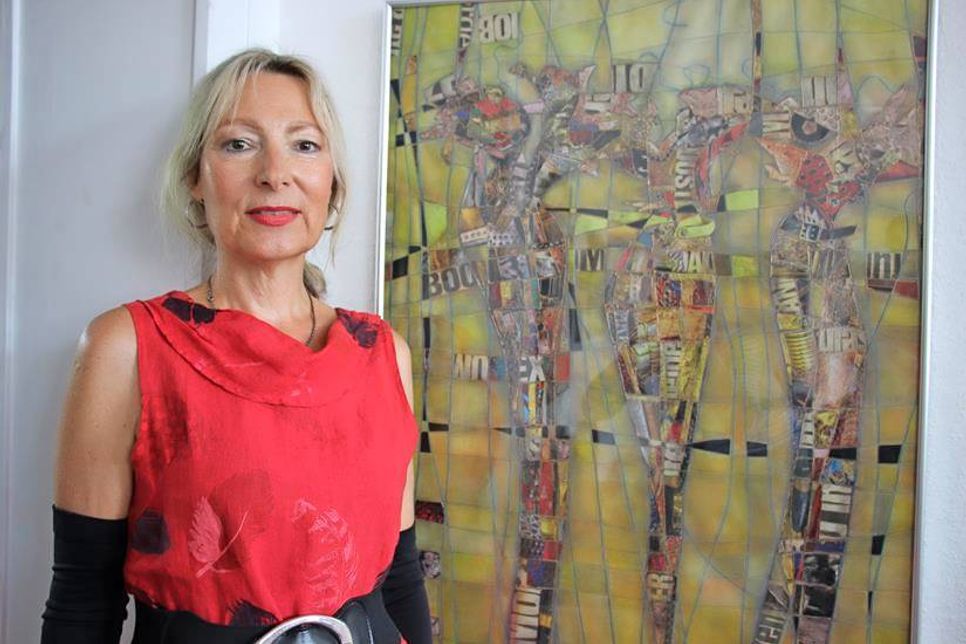 Künstlerin Sheela Jaensch vor ihrem Lieblingsbild.