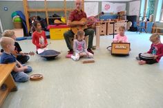 Gemeinsam mit dem Musiker Reinhard Conen probieren die Vorschulkinder verschiedene Musikinstrumente aus.