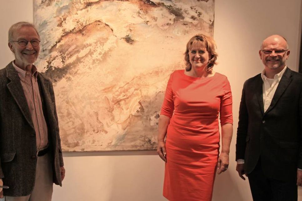 Erhard Rimek, Dagmar Rösner und stellvertretender Vorsitzender der Sparkasse Holstein Joachim Wallmeroth (v. lks.) vor dem Gemälde „ToKoRi“.