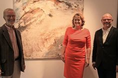 Erhard Rimek, Dagmar Rösner und stellvertretender Vorsitzender der Sparkasse Holstein Joachim Wallmeroth (v. lks.) vor dem Gemälde „ToKoRi“.