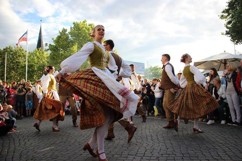 Nachdem die einzelnen Gruppen einige Tänze gezeigt haben, tanzen auch die Zuschauer mit. (Archivbild)