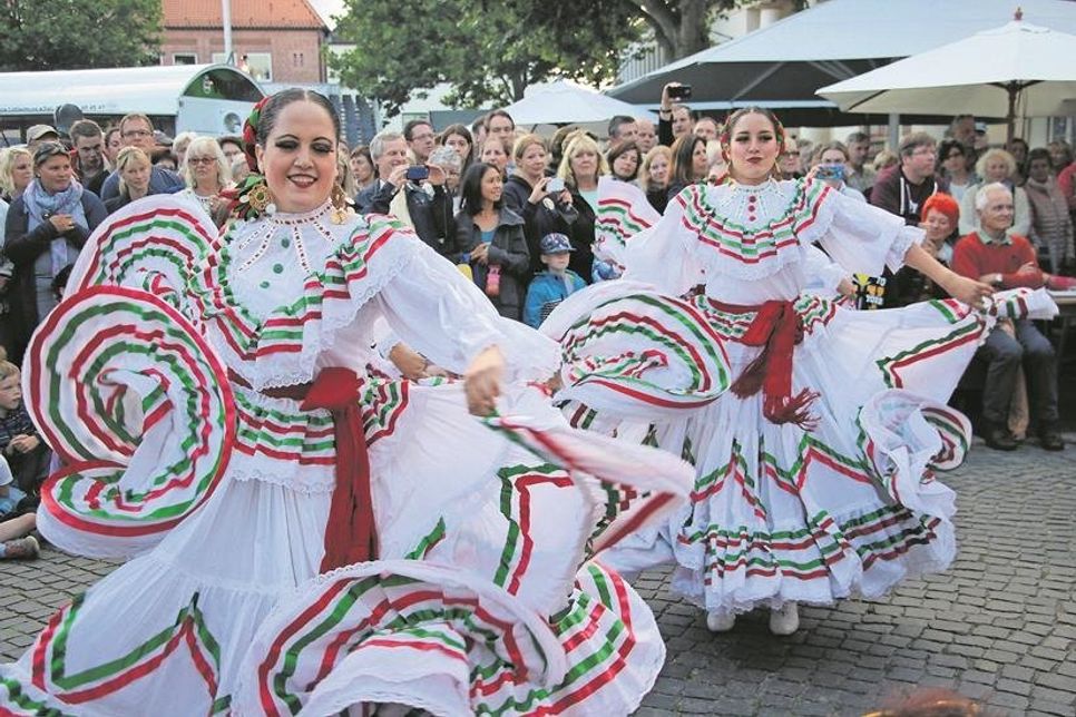 In den Straßen rund um den Neustädter Markt pulsiert das Leben. Überall wird musiziert, getanzt und gemeinsam gefeiert. (Archivbild)