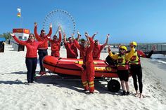 Das Team der Rettungsschwimmer in Grömitz freut sich über das neue motorisierte Einsatzmittel.
