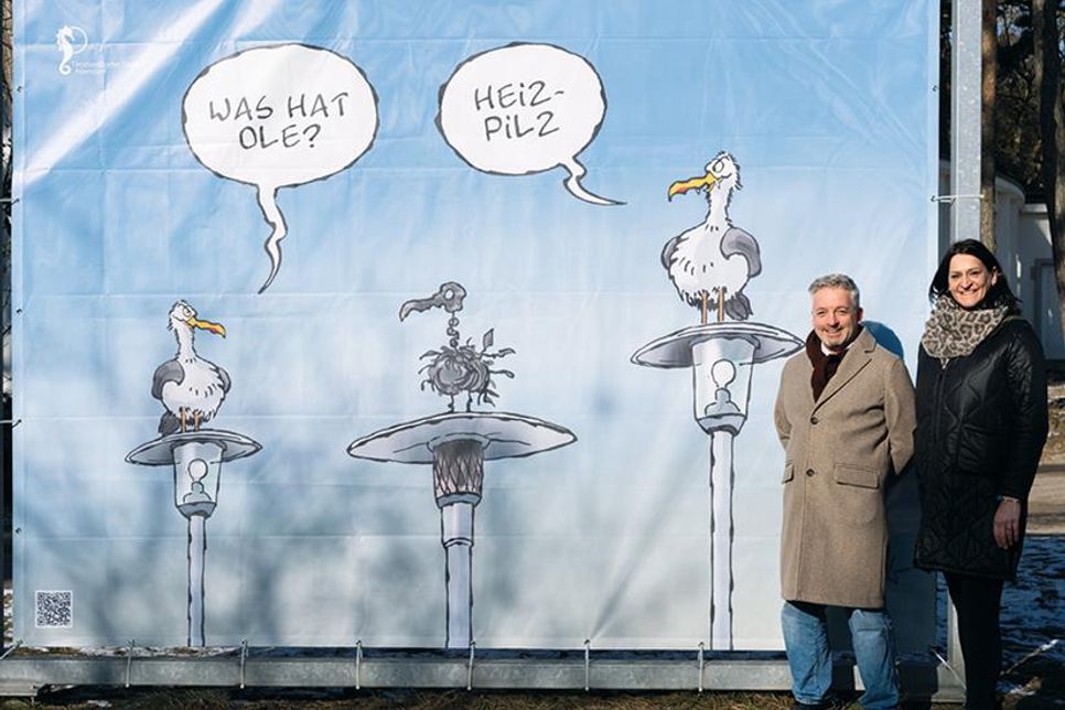 Der Scharbeutzer Cartoonist Frank Bahr und Timmendorfer Strands Marketingleiterin Silke Szymoniak (rechts) vor einem der XXL-Cartoons im Strandpark.