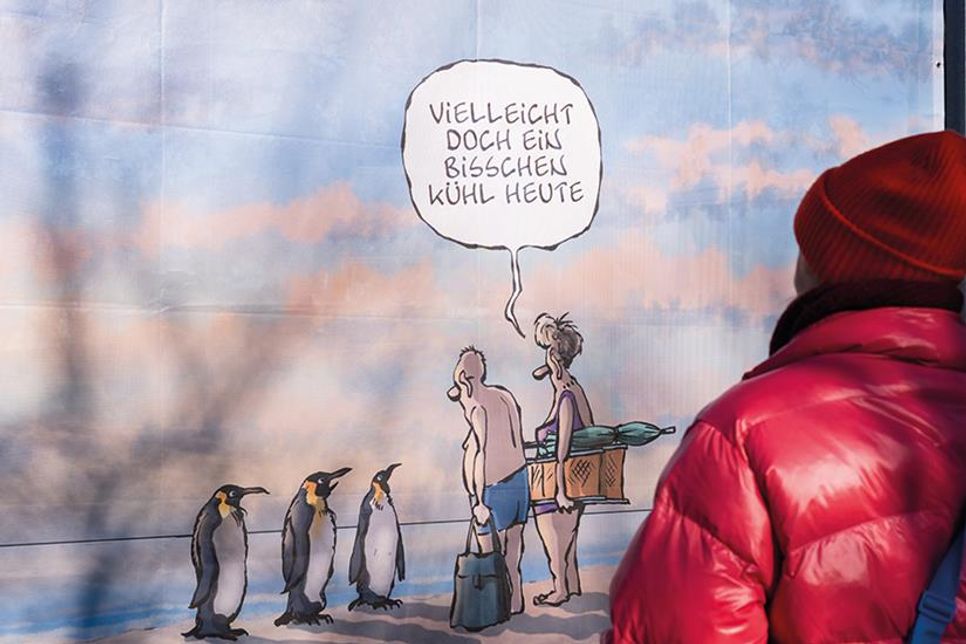„Vielleicht doch ein bisschen kühl heute“: Einheimische und Gäste erfreuen sich an den großen Cartoons der Freiluft-Ausstellung.