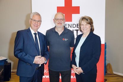Torsten Geerdts (li.), Spendejubilar Peter Rocksien aus Neumünster, und Ministerin Kerstin von der Decken im Congress Center in den Holstenhallen in Neumünster.