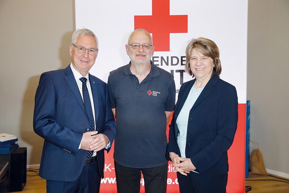 Torsten Geerdts (li.), Spendejubilar Peter Rocksien aus Neumünster, und Ministerin Kerstin von der Decken im Congress Center in den Holstenhallen in Neumünster.