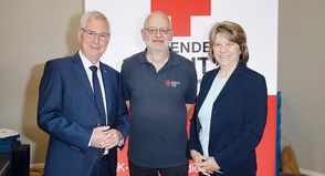 Torsten Geerdts (li.), Spendejubilar Peter Rocksien aus Neumünster, und Ministerin Kerstin von der Decken im Congress Center in den Holstenhallen in Neumünster.