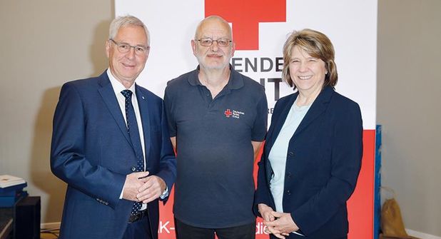 Torsten Geerdts (li.), Spendejubilar Peter Rocksien aus Neumünster, und Ministerin Kerstin von der Decken im Congress Center in den Holstenhallen in Neumünster.